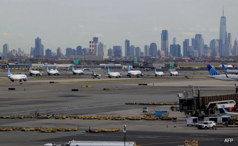 Over 1,200 Flights Cut Across US Amid Shutdown Standoff