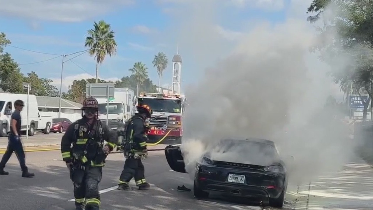 Good Samaritans save man from burning car