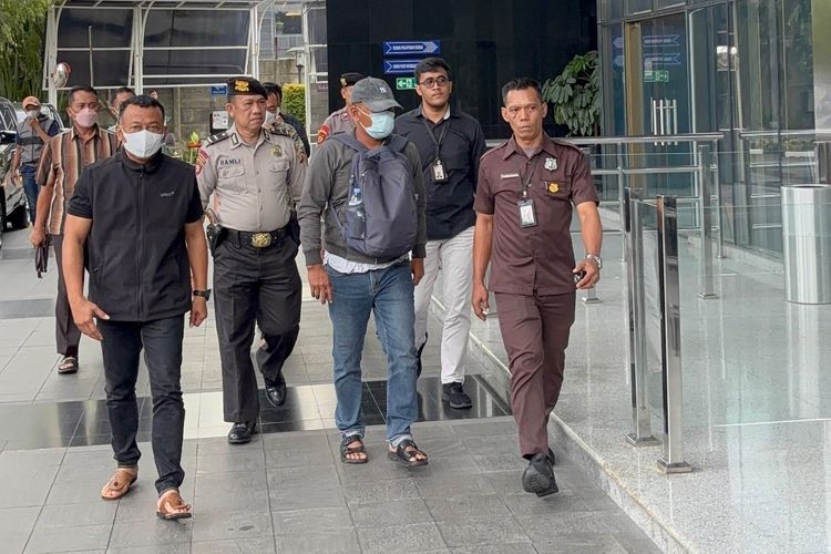 Bupati Ponorogo Tiba di KPK dengan Masker dan Pakaian Hitam