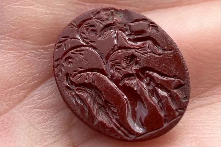 Permata Romawi Ditemukan di Inggris, Digambar Cupid Memetik Anggur