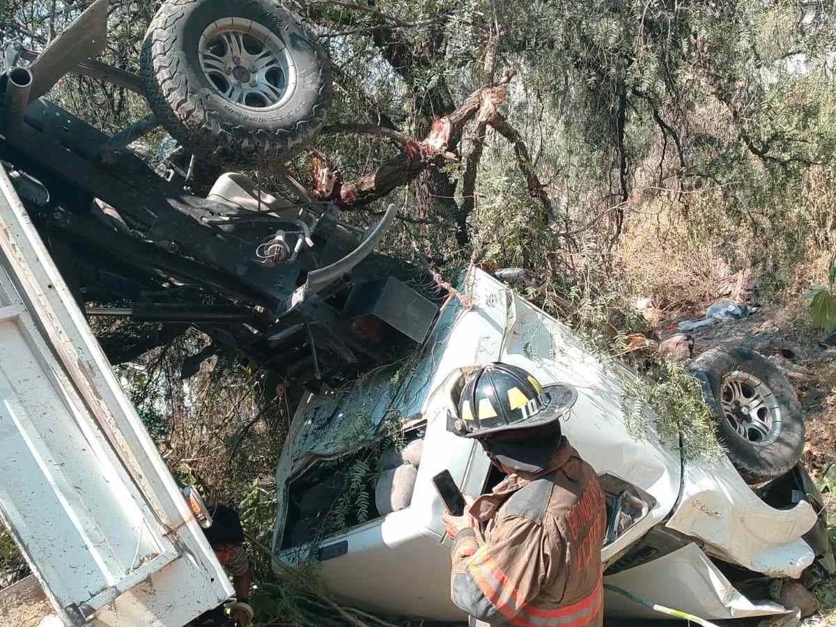 Cae camioneta a barranco en Ecatepec, Edomex; conductor perdió el control