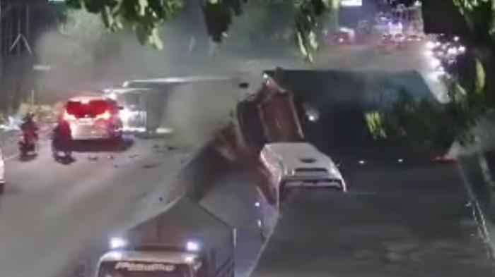 Peringatan: Kecelakaan Beruntun di Dekat Terminal Banyumanik Semarang Tadi Malam, Lalu Lintas Macet