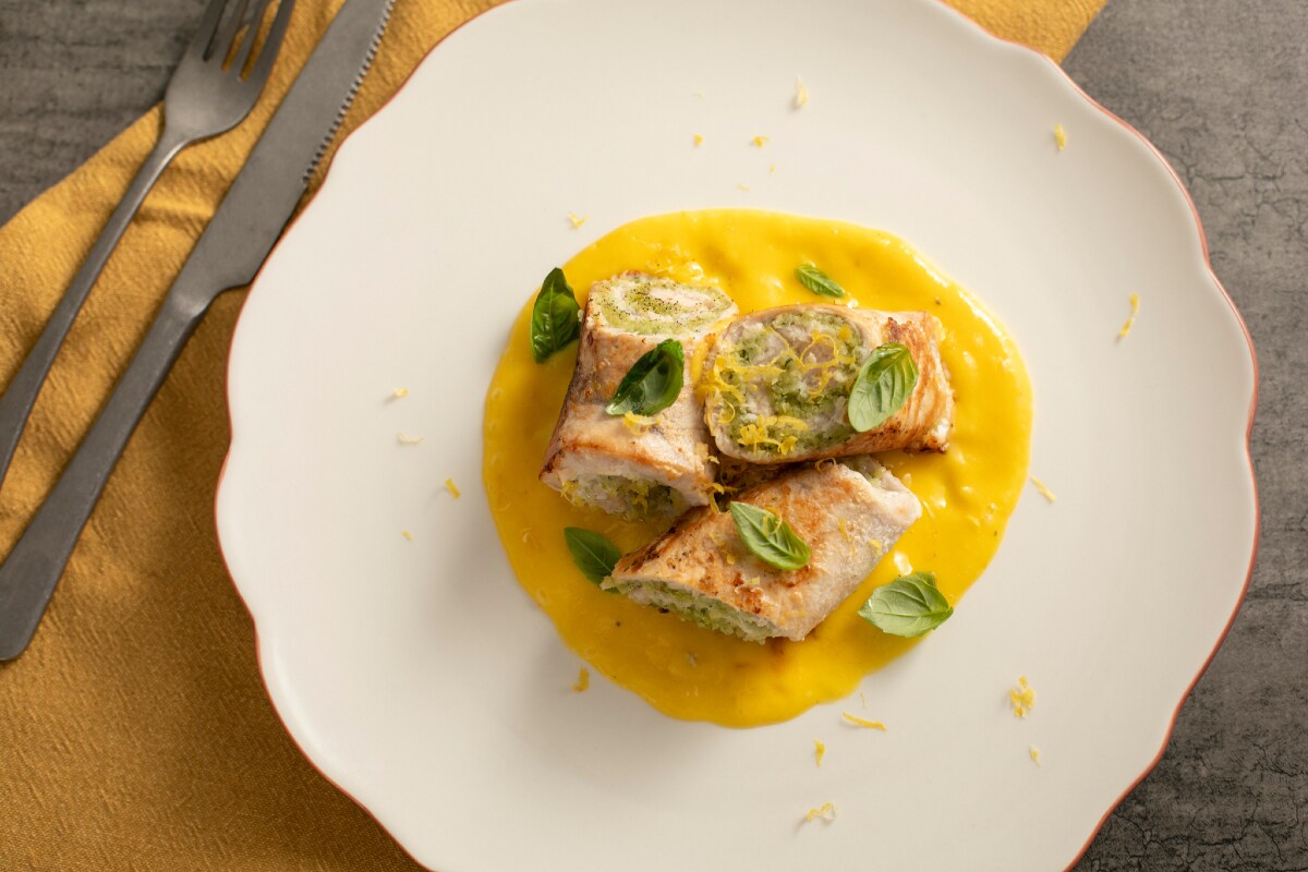 Swordfish rolls with mango sauce