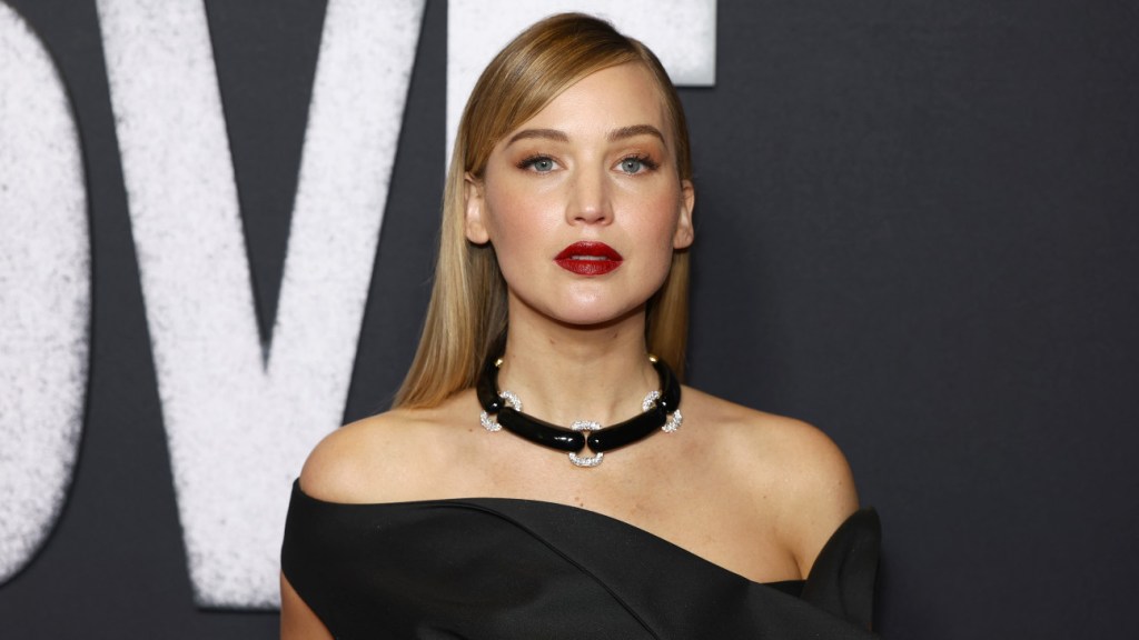 Jennifer Lawrence dice que las directoras no «sobredirigen» como los hombres.