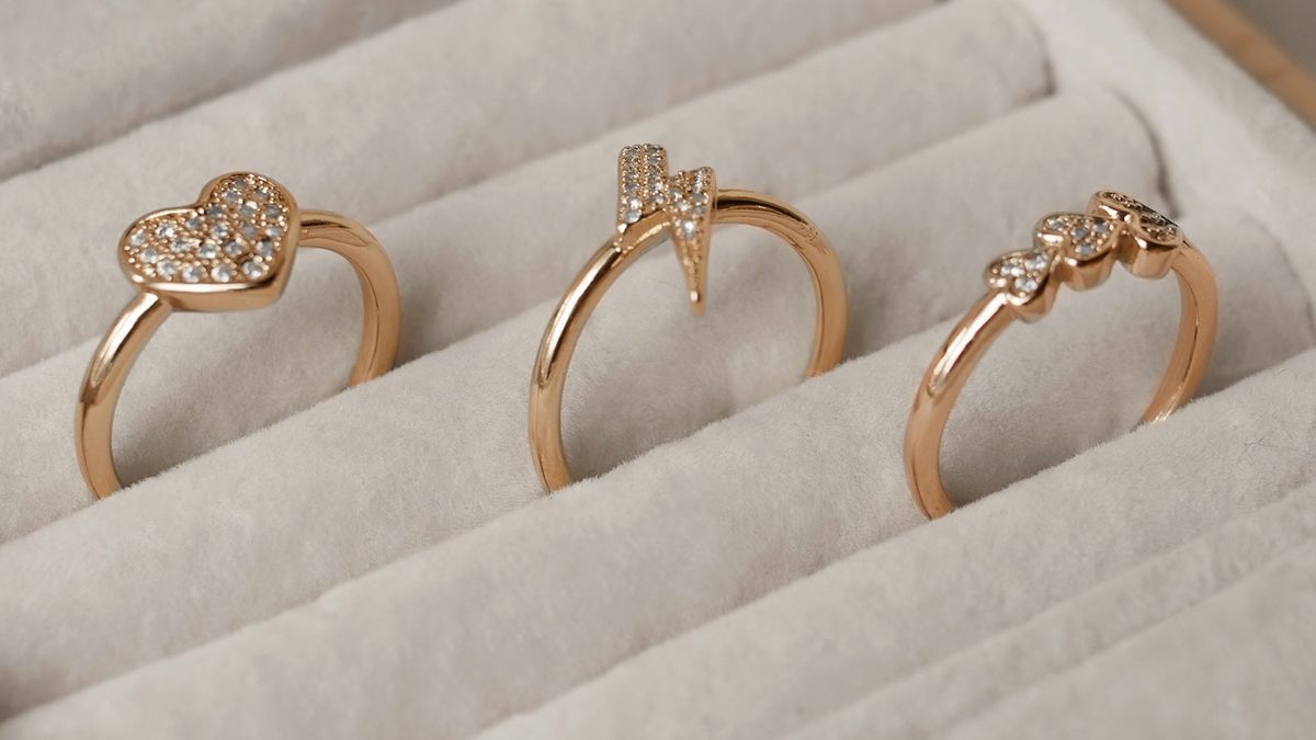 Harga Emas Perhiasan 8 November 2025 Naik, Waktunya Jual atau Beli?