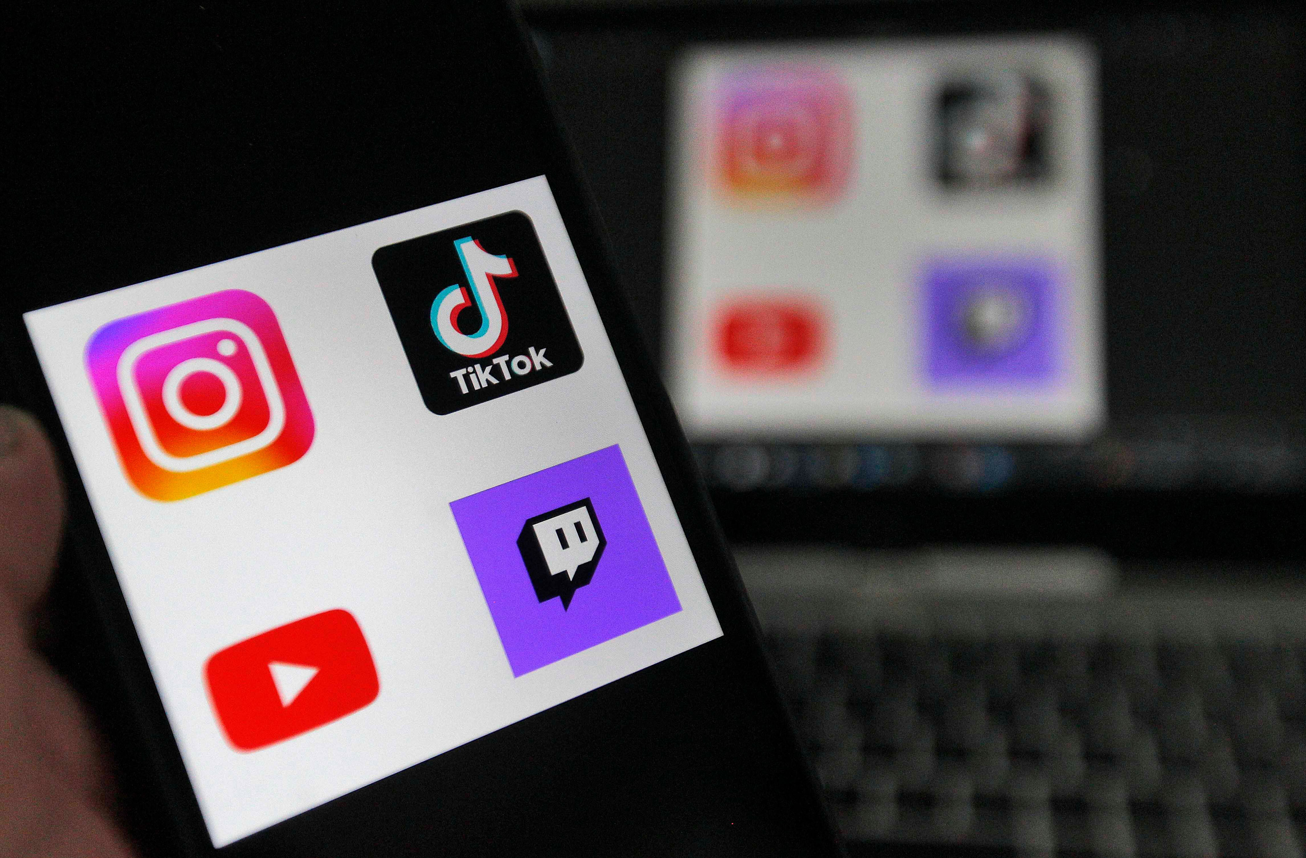 Francia aprueba prohibir el acceso a redes sociales a menores de 15 años