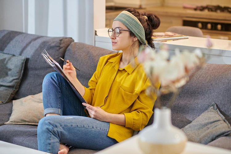 7 Ciri Orang yang Lebih Suka di Rumah Saat Akhir Pekan