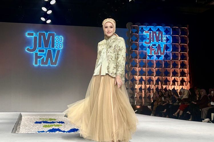 Gaya Modest Elegan Adelia Pasha di Jakarta Muslim Fashion Week 2026