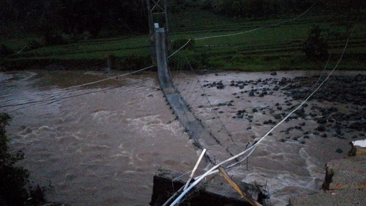 Jembatan Gantung Cimanisan Roboh, Akses Warga Peundeuy Terputus