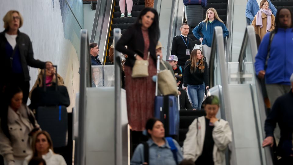 «La gente lo está pasando muy mal»: Desde aeropuertos hasta supermercados, el cierre deja a los estadounidenses en apuros.