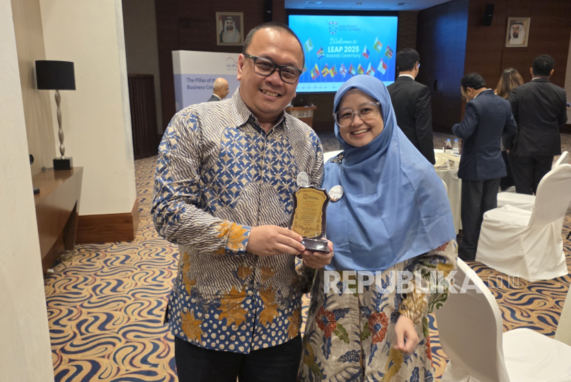 Ketua FEM IPB Dianugerahi Penghargaan Dean of the Year di LEAP 2025