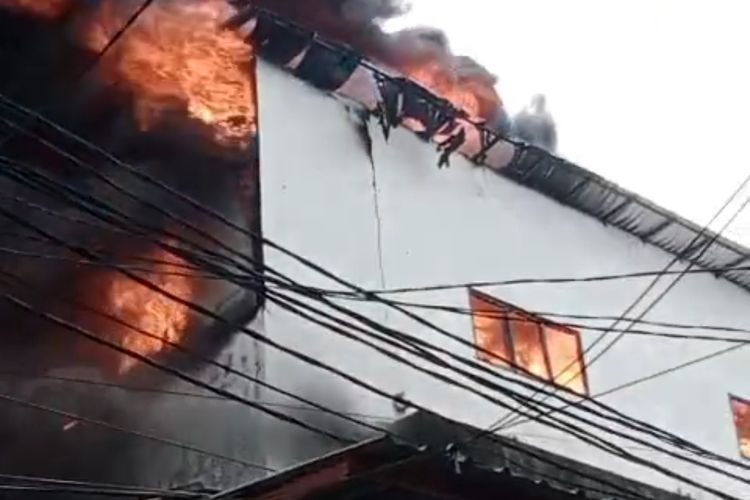 Bangunan di Jelambar Baru Terbakar, 19 Unit Damkar Turun Tangan