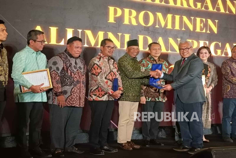 Fakultas Hukum Unibraw Beri Penghargaan pada Alumninya, Termasuk Politisi PDIP I Wayan Sudirta