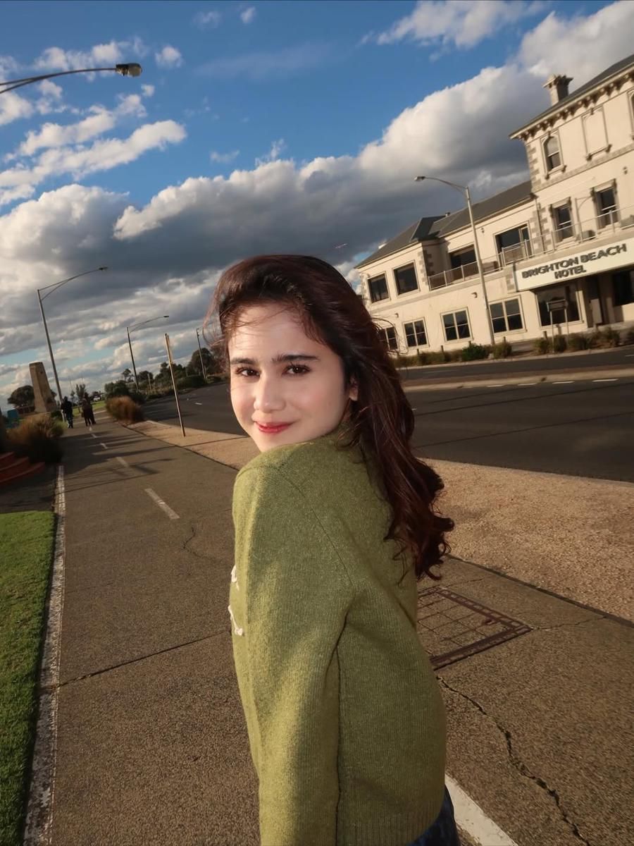 9 Potret Tissa Biani Berjalan-jalan di Pantai Melbourne