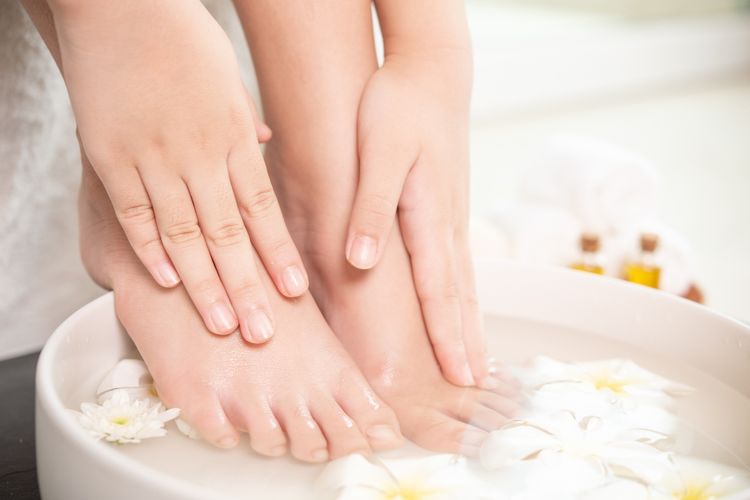 5 Tips Sederhana Cegah Bau Kaki Saat Aktivitas Harian