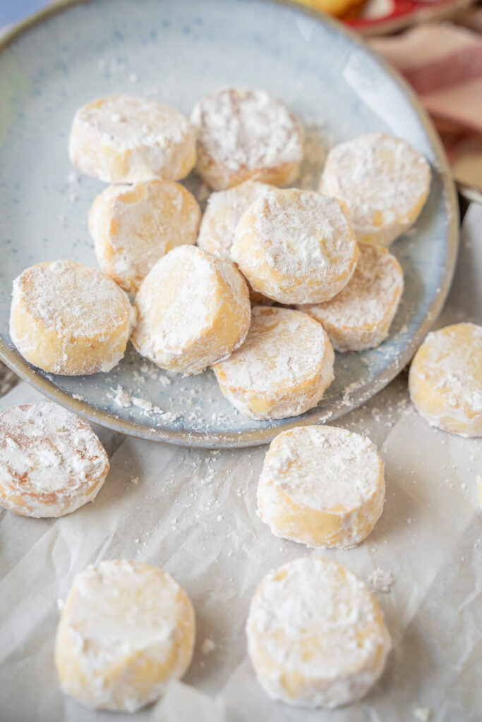 Omas Marzipan-Knöpfe - schnelle Marzipan-Plätzchen ohne Ausstechen