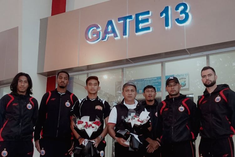 Dari Jakarta dengan Cinta! Rizky Ridho Cs Bawa Karangan Bunga dan Doa di Pintu 13 Kenang Tragedi Kan