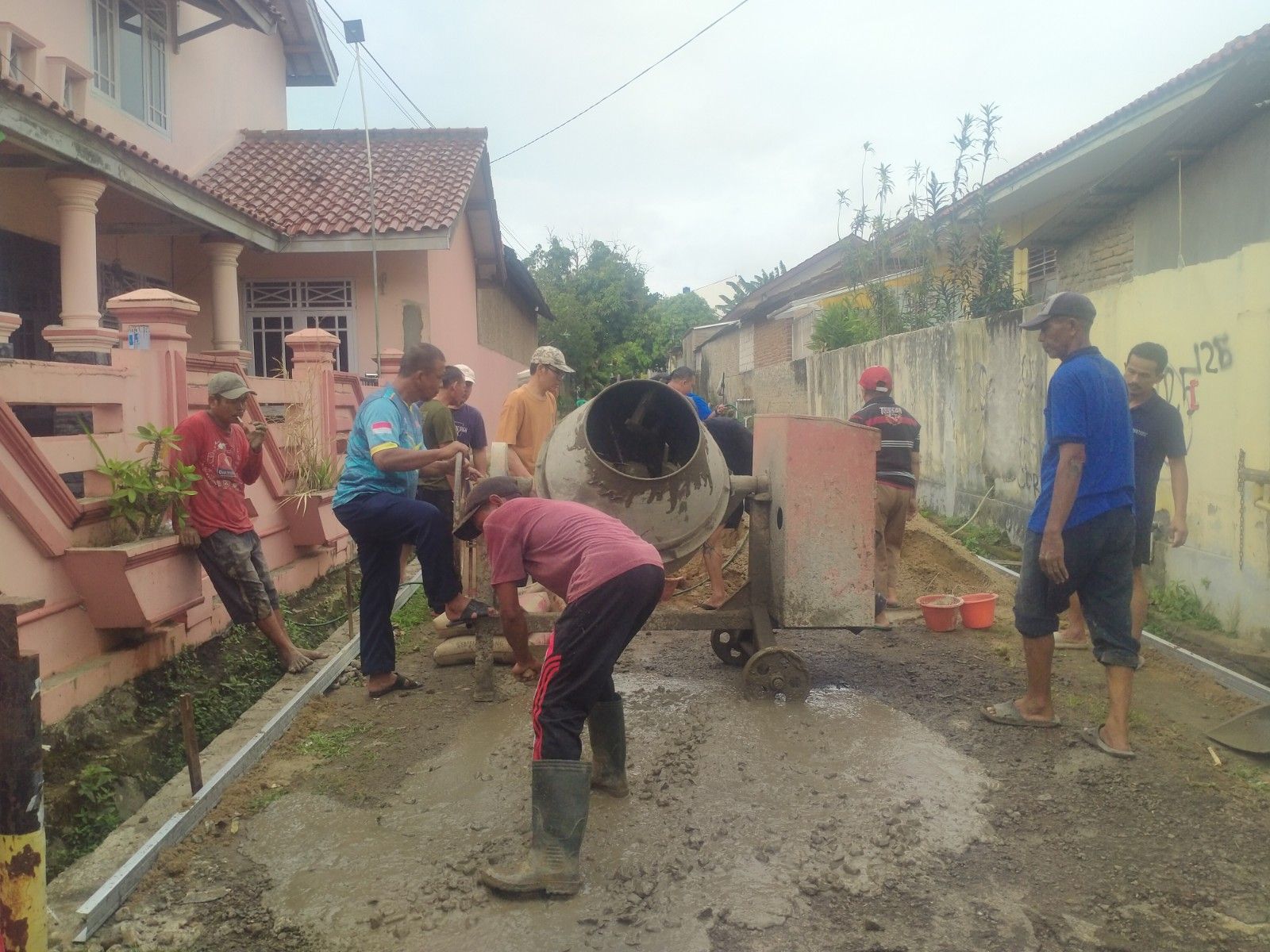 Warga Permata Banjar Asri Kota Serang Gotong Royong Bangun Jalan Lingkungan