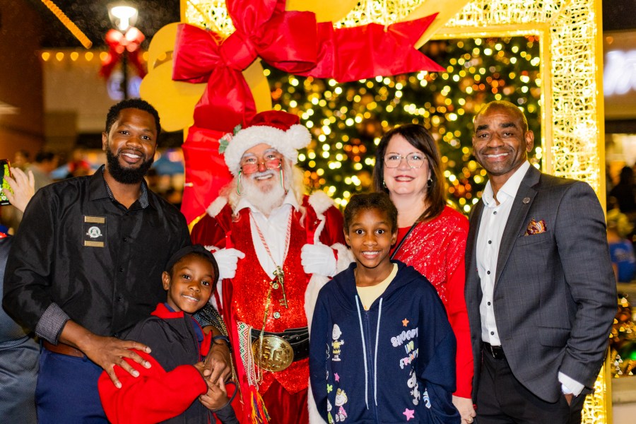 Gallery: Tanger Outlet s Merriest Tree Lighting of All