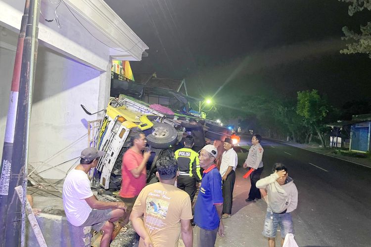 Sopir Mengantuk, Truk Terguling Hancurkan Rumah Warga di Bangkalan
