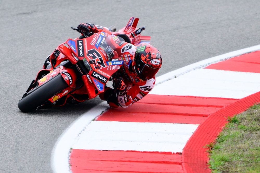 Bagnaia: Aksi Bulega Membuatnya Terkesan, Spektakuler