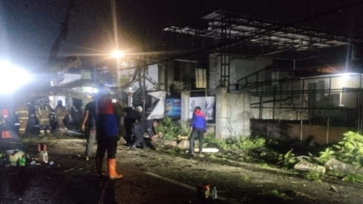 Pohon Tumbang Tutup Jalan Raya Situ Bagendit Garut, Akses Terputus