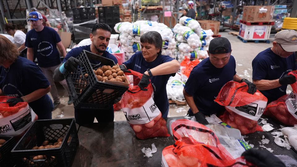 Las llamadas a la línea directa nacional 211 solicitando ayuda alimentaria se cuadruplicaron en cuestión de días, una magnitud que suele observarse durante desastres.