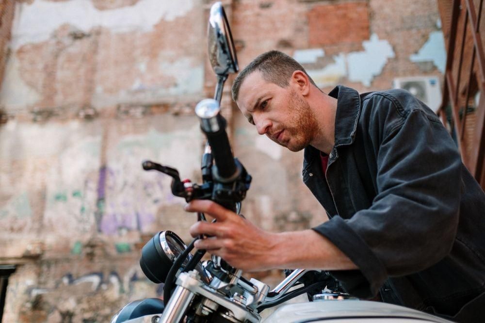 Benarkah Gas Spontan Membuat Motor Boros Bensin?