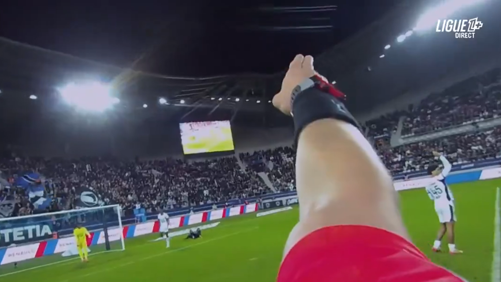 Avec ces images de la « Ref Cam », fixée sur l’arbitre, vous aurez l ...