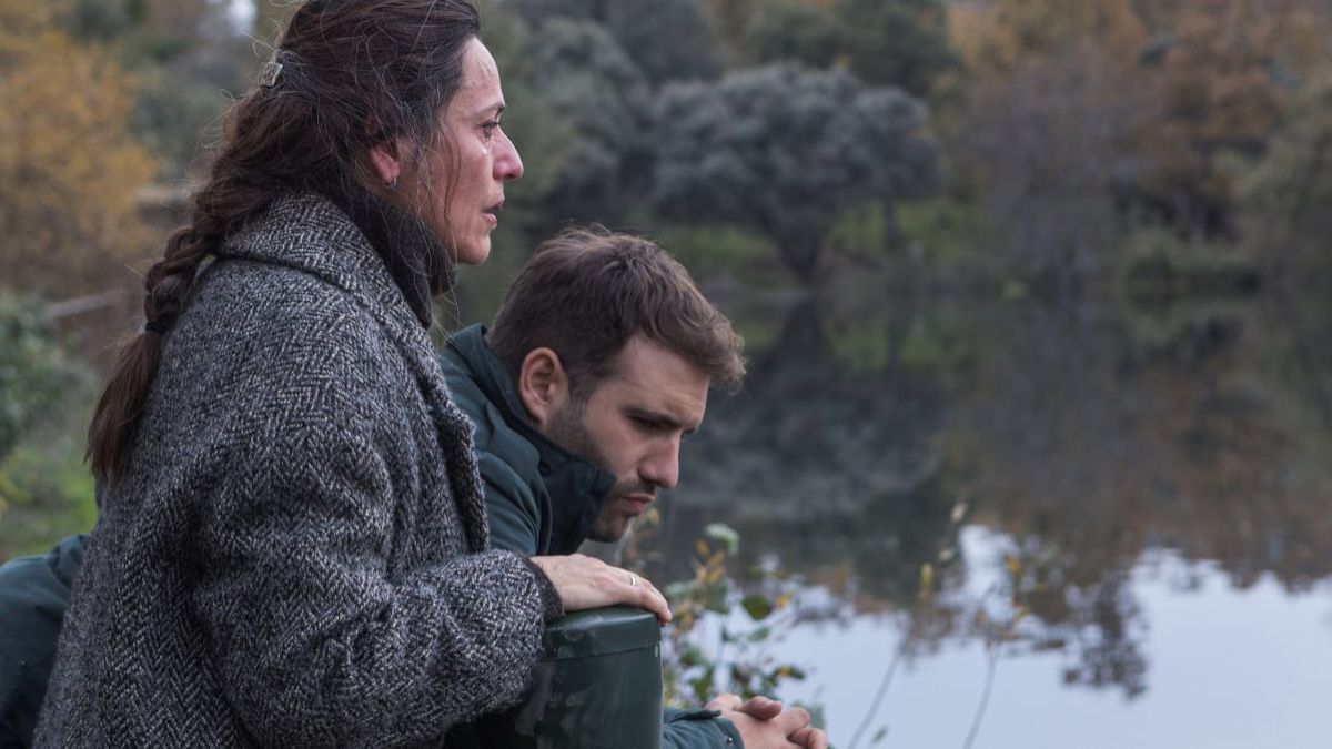 Está en Netflix, tiene 6 capítulos y es una miniserie española ...