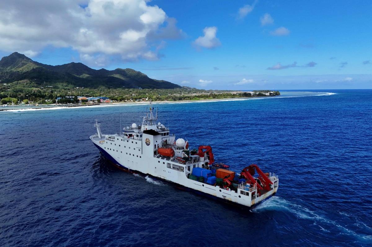 Chinese ship scouts deep-ocean floor in South Pacific