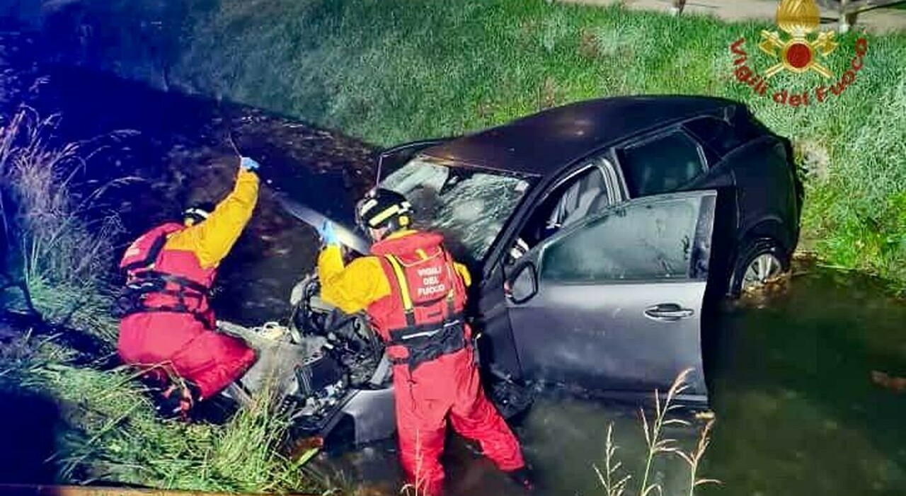 Incidente frontale tra due auto: una finisce nel fosso, conducente ...
