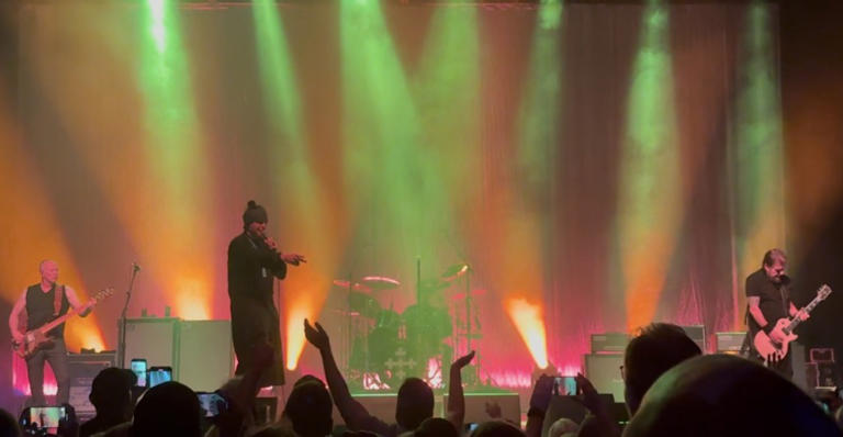 Crítica musical: The Cult arrasa, Astbury se desata al finalizar su gira en Del Mar.