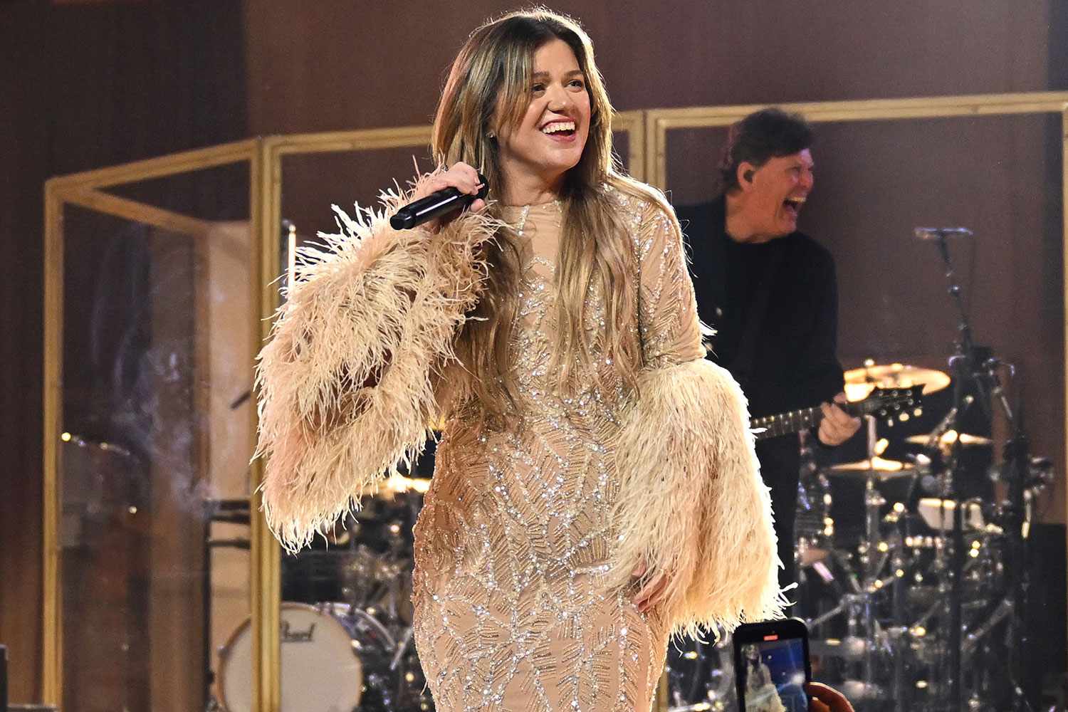 Kelly Clarkson ayuda a una pareja a comprometerse en su primer concierto en Las Vegas tras la muerte de su exmarido Brandon Blackstock.