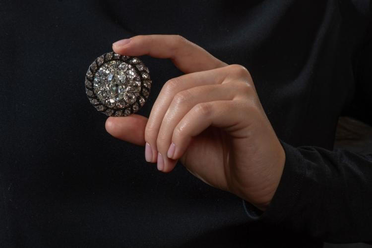 Broche Vintage Main Dorée Tenant Un Cristal Diamant - État Parfait - Bijou élégant