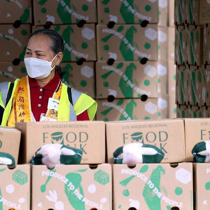 La Corte Suprema permite al gobierno de Trump suspender temporalmente los pagos completos del programa SNAP.