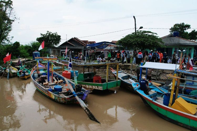 Lampu Surya Bantu Nelayan Cilamaya Wetan Berlayar Bebas