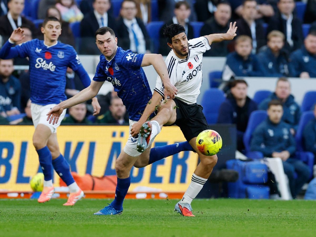 Sin gol de Raúl Jiménez, Fulham cae 2-0 ante Everton y se hunde en la tabla