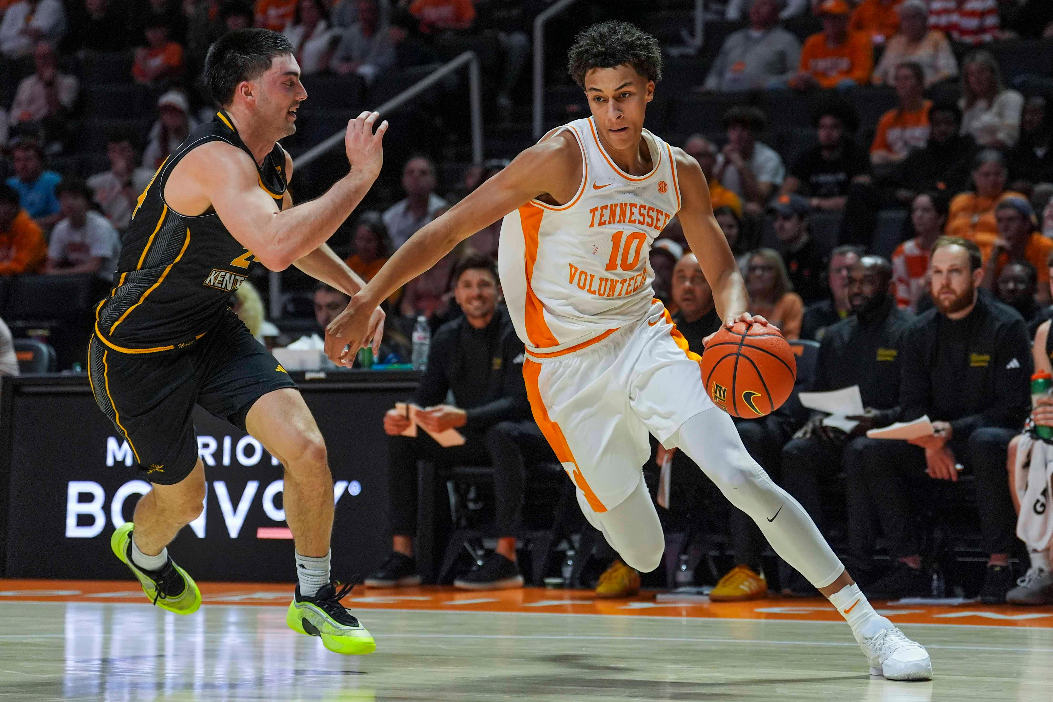 Nate Ament dealing with minor left ankle injury for Tennessee basketball