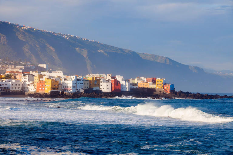Three Dead in Tenerife as Waves Sweep Tourists Away(01)