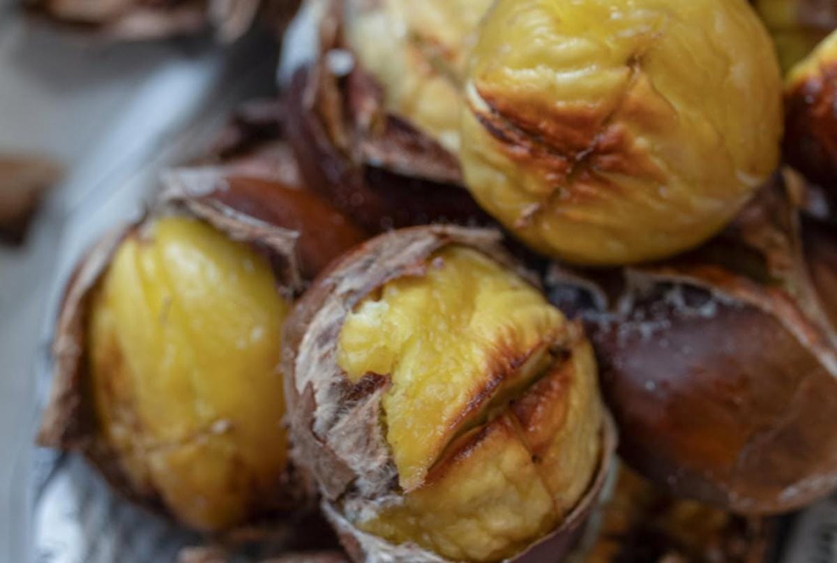 Dois ingredientes e 20 minutos para castanhas assadas em casa como na rua
