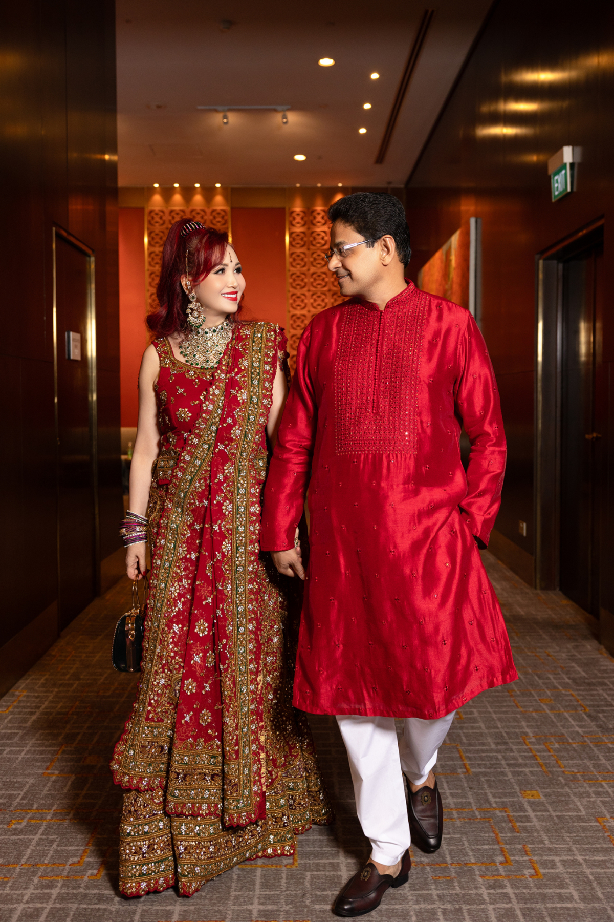 Diệu Hoa diện sari thêu chỉ vàng dự tiệc cùng chồng doanh nhân