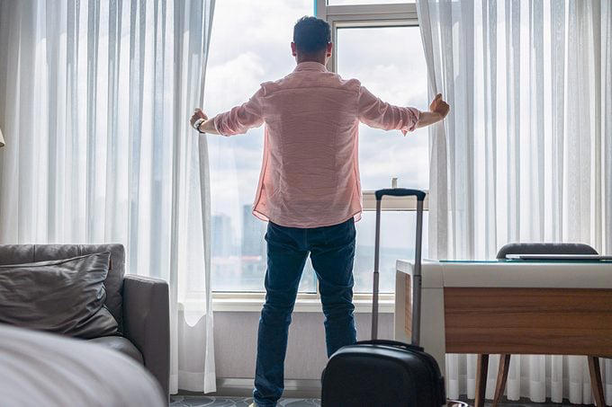8 Things You Should Do Immediately After Checking into a Hotel Room