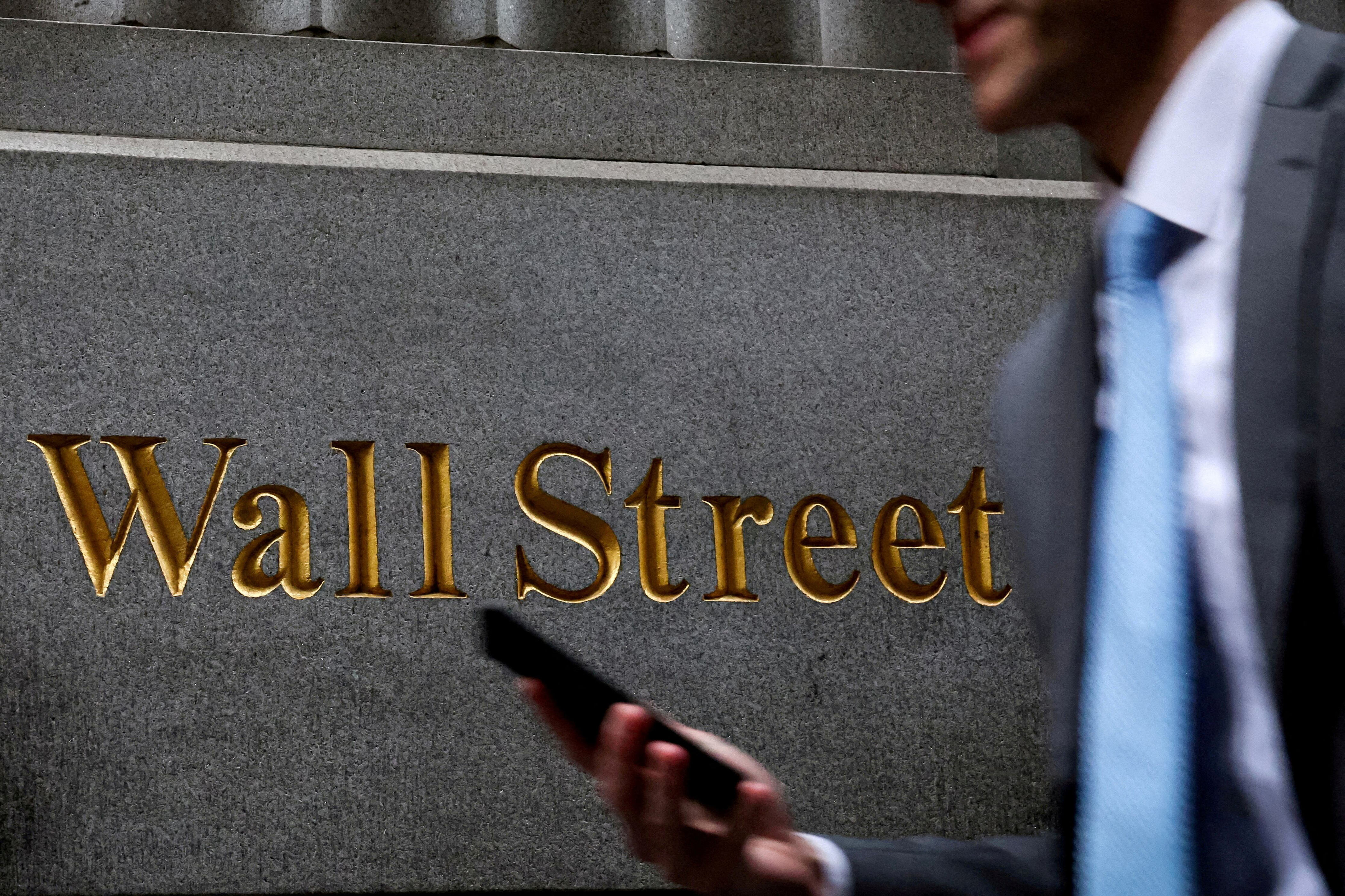 Major U.S. Tech Stocks Lose $800 Billion Amid AI Bubble Fears