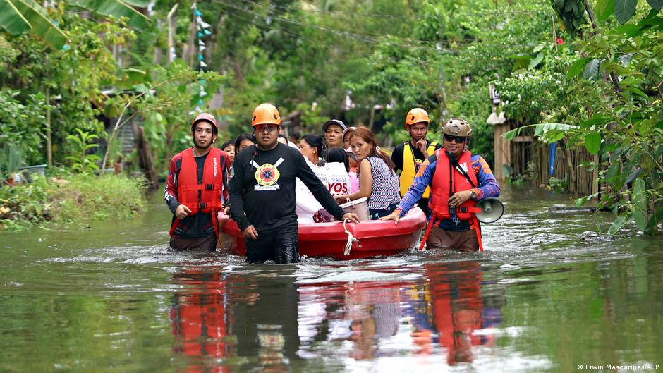 Philippines: Tens of thousands evacuate as super typhoon nears