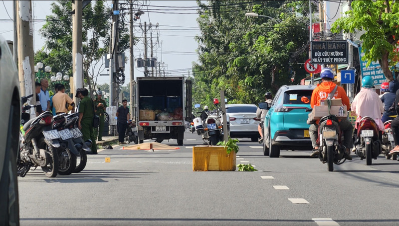 Người đàn ông đi bộ tử vong tại chỗ sau va chạm với xe tải chở rau