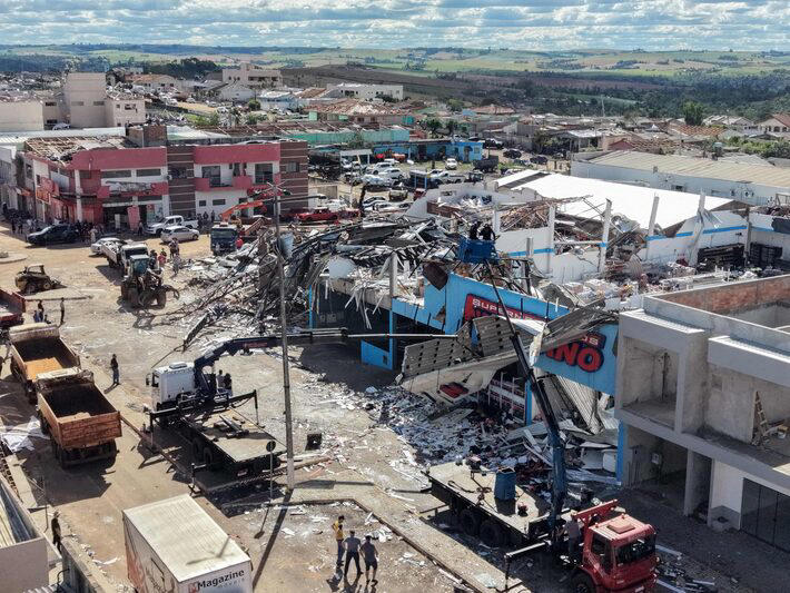 Tornado devastou Rio Bonito do Iguaçu, no interior do Paraná Foto: Daniel Castellano/AFP