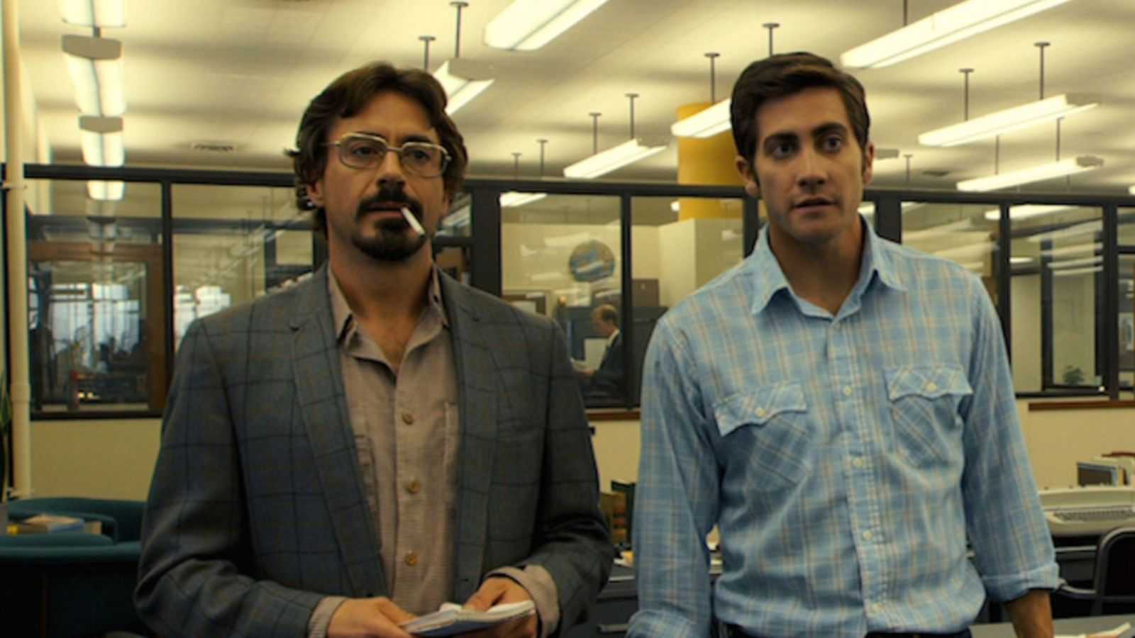 Paul Avery and Robert Graysmith standing in a newspaper office in Zodiac