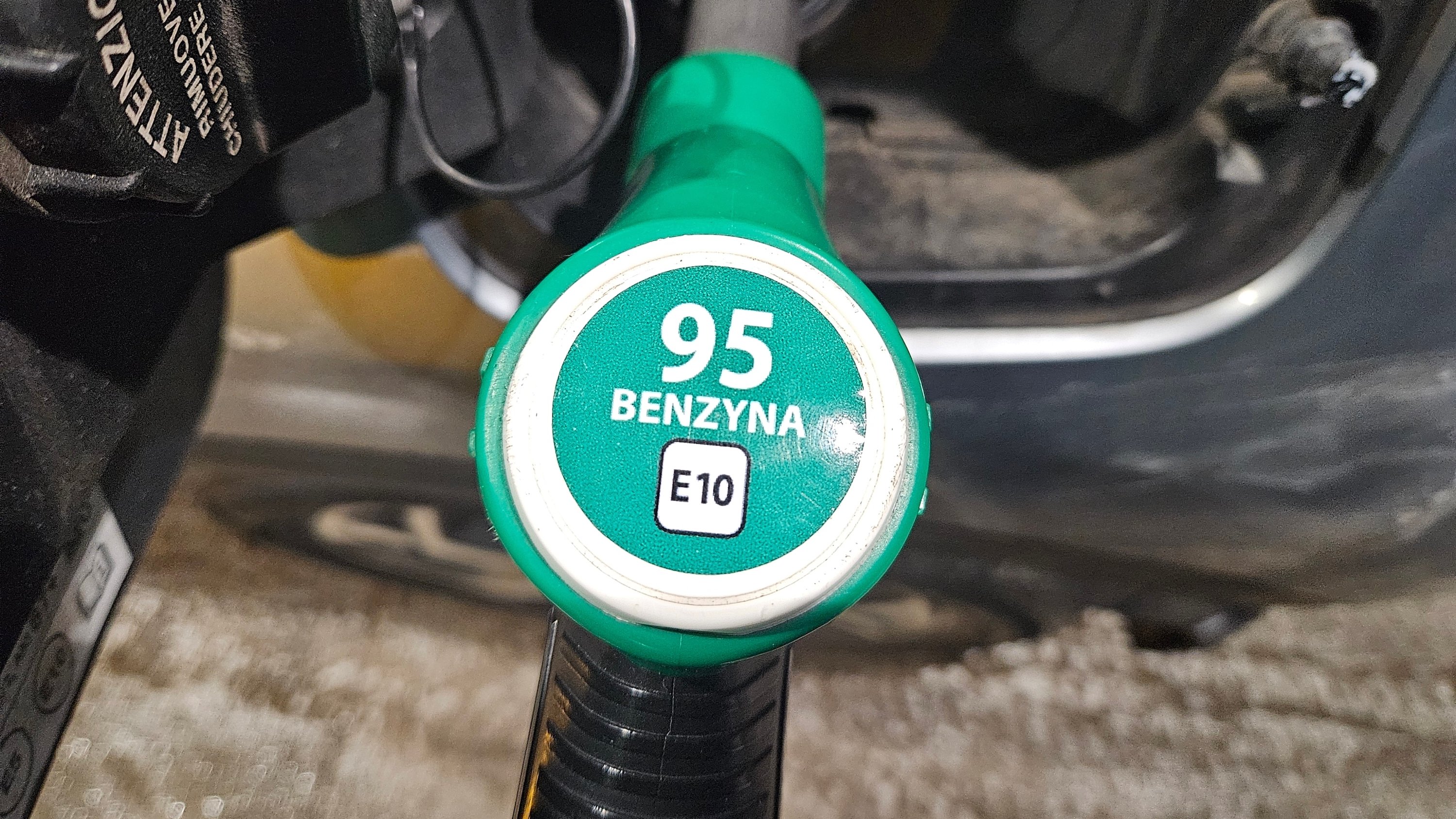 Wraca temat benzyny E10. Pytamy mechaników, do jakich aut nie tankować ...