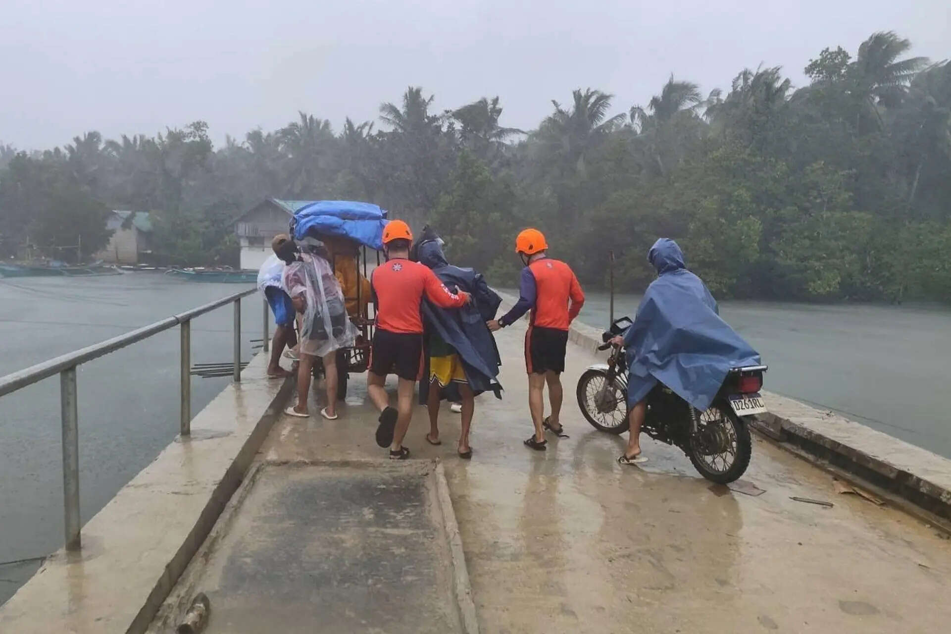Super Typhoon Uwan: Airport operations suspended, 403 families ...